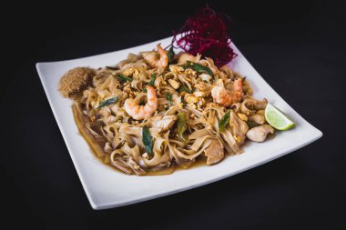 Karides pad Tayland yemek