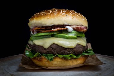 Çizburger pastırma, avokado, marul ve mayonez ile