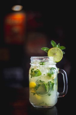 Mojito karanlık bir ortam çubuğunda
