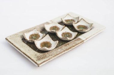 Beyaz arka plan ile altı seramik taş wells