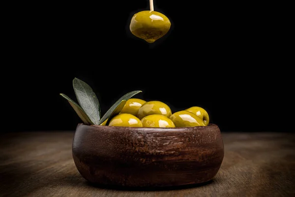 Siyah arka plan ile zeytin
