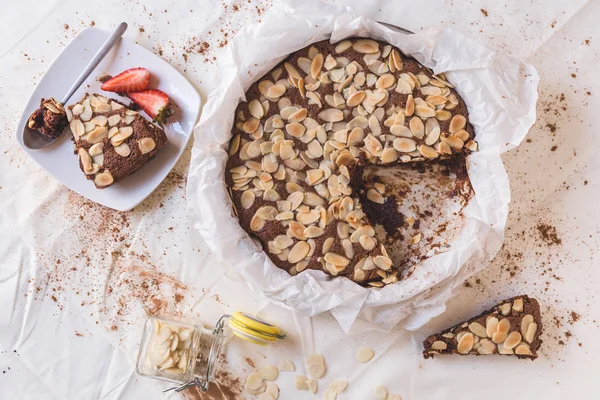 Badem kuchen, çilek ve çay