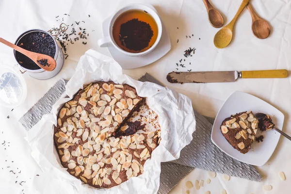 Badem kuchen, çay ve tahta kaşıklar