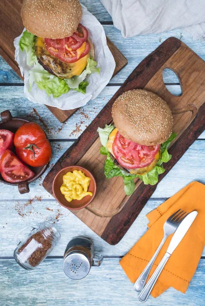 Bir tablo, hardal ve domates Burgers
