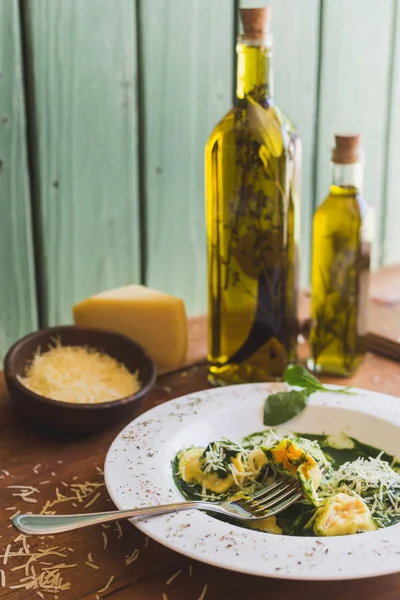 Sorrentino parmesan peyniri ve zeytinyağı ahşap bir masa üzerinde
