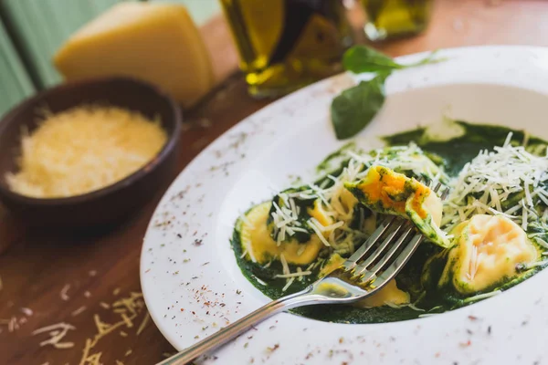 Sorrentino con queso parmesano y aceite de oliva sobre una mesa de madera — Foto de Stock