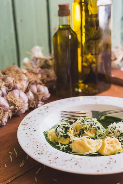 Sorrentino parmesan peyniri, sarımsak ve zeytinyağı ahşap bir masa üzerinde