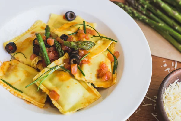 Ravioli zeytin, kuşkonmaz ve domates ile yakın çekim