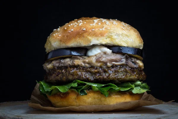 Vejetaryen burger patlıcan, marul, mantar ve mayonez