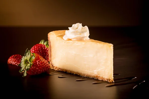 Karanlık bir ortam içinde çilek Cheescake