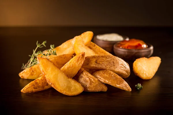 Rustik patates kızartması Barbekü ve mayonez ile