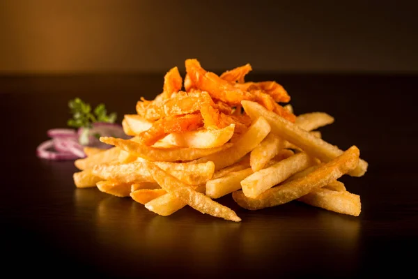Patates kızartması ve soğan ile tatlı patates