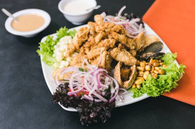 Perulu sos ve sarımsak sosu ile karışık jöle