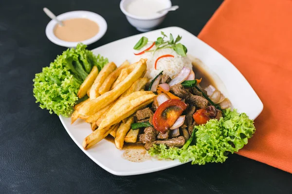 Lomo saltado Perulu sos ve sarımsak sosu ile