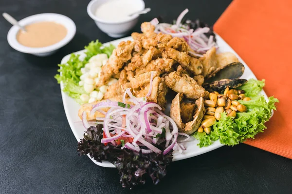 Jalea mixta con salsa peruana y salsa de ajo — Foto de Stock