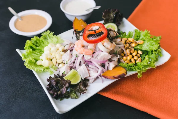 Karışık meze Perulu sos ve sarımsak sosu ile