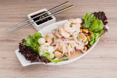 Ahşap bir masa üzerinde Soya soslu karışık meze