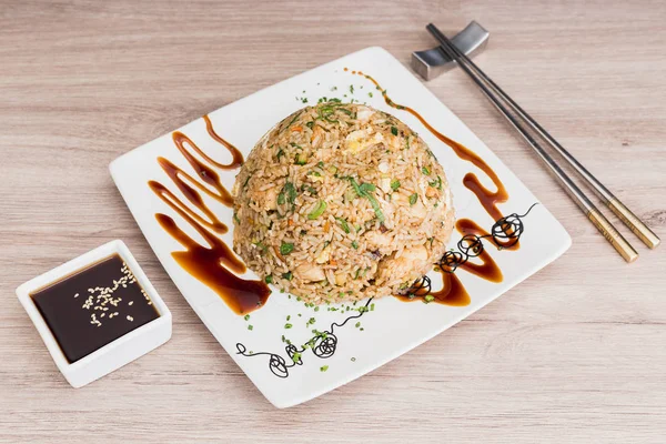 Torimeshi ahşap bir masa üzerinde soya sos ile