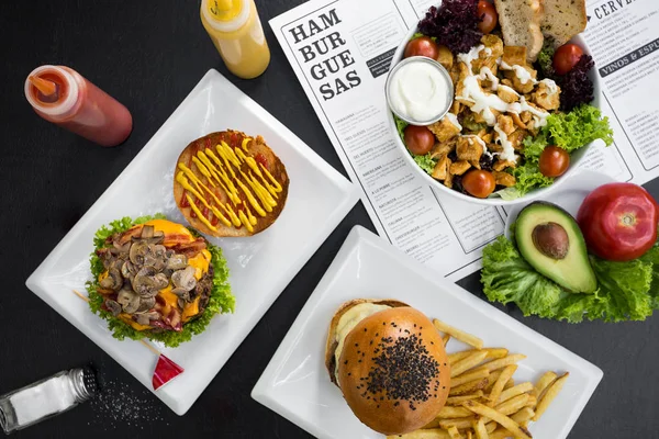 Hamburger, patates kızartması, salata ve Restoran Menü
