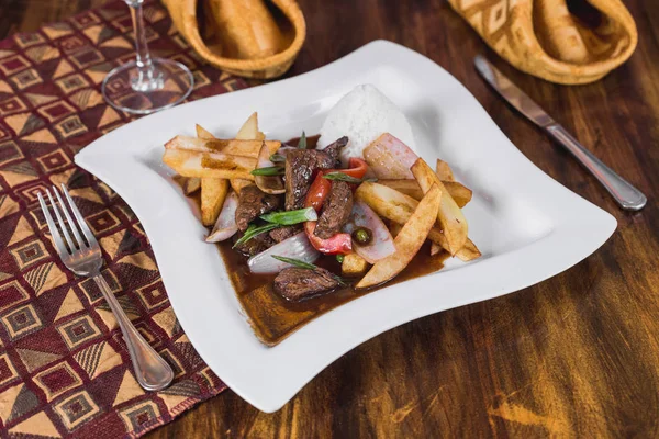 Lomo saltado beyaz pirinç ve patates kızartması ile
