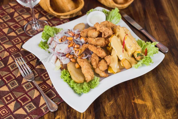 Piqueo peruano, papas huancaina, lechuga y ceviche — Foto de Stock