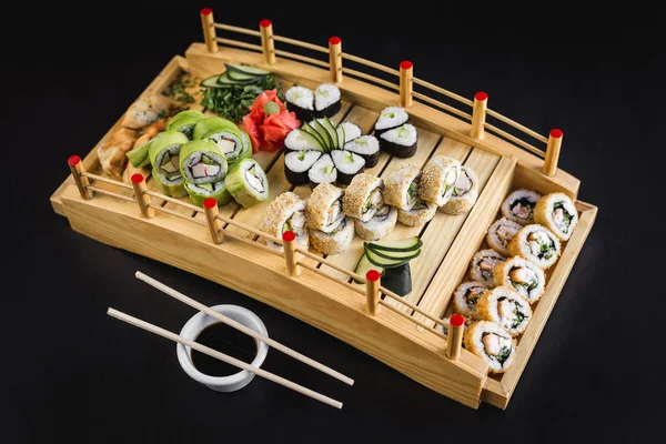 Kaliforniya, avokado, hosomaki ve tempura ile suşi masa ahşap bir masada rulo