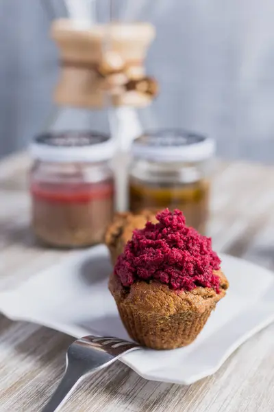 Ahşap bir masada çilekcupcake