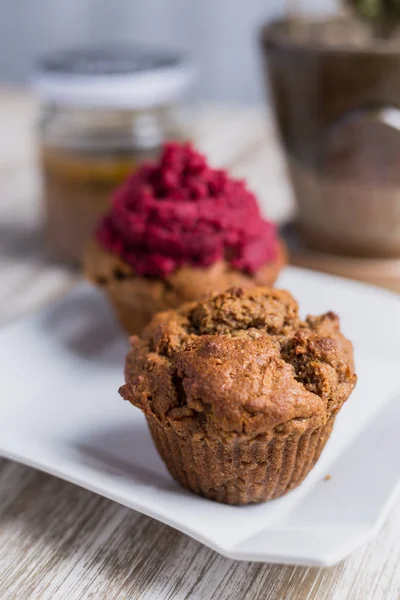 Ahşap bir masada çilekcupcake