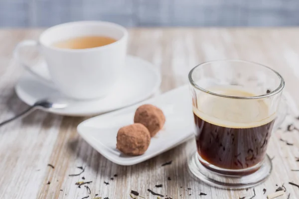 Kahve, çay ve iki hindistan cevizi tatlısı