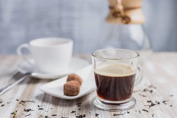Kahve, çay, iki hindistan cevizi tatlısı ve bir şişe