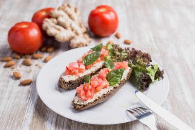 İki bruschetta, zencefil ve domates