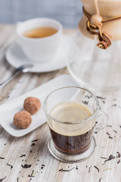 Kahve, çay, iki hindistan cevizi tatlısı ve bir şişe