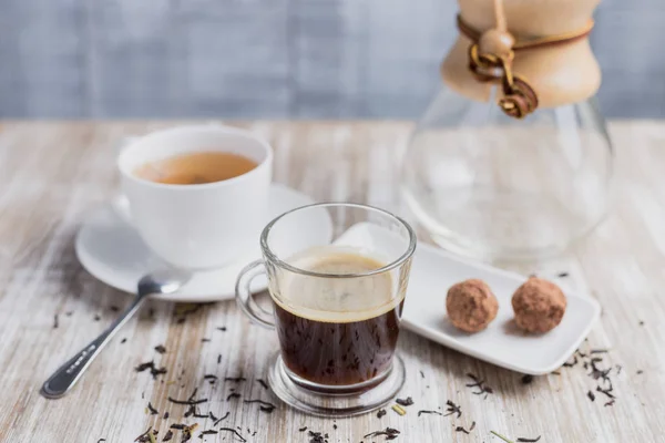 Kahve, çay, iki hindistan cevizi tatlısı ve bir şişe