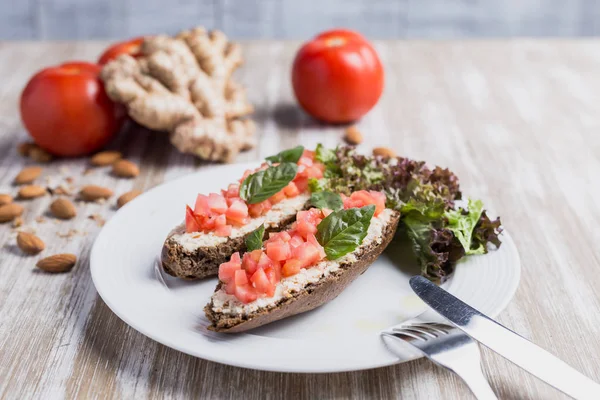 İki bruschetta, zencefil ve domates