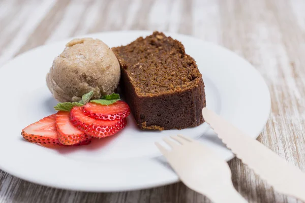 Ahşap bir masada kek, vegan dondurma ve çilek