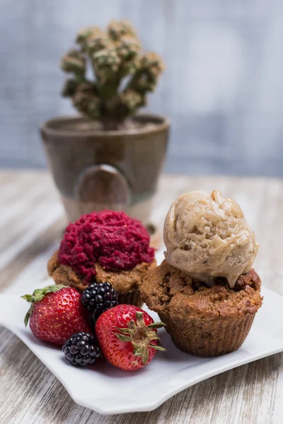 Çilek ve dondurma ile Vegan cupcakes