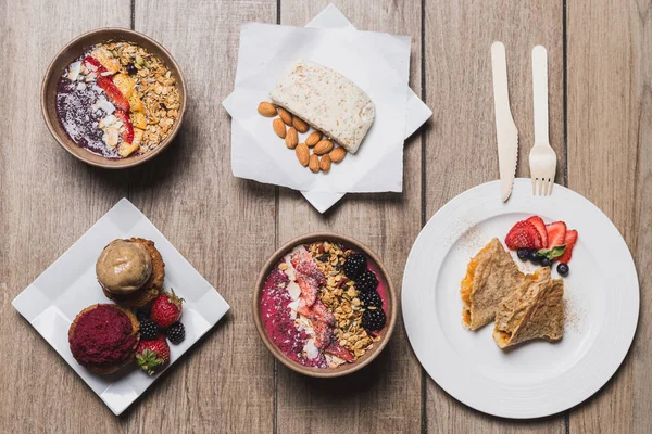 Tatlılar, badem vegan peyniri, cupcakes ve krep