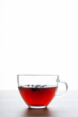 Ahşap bir masa üzerinde beyaz bir arka plan ile çay Fincan