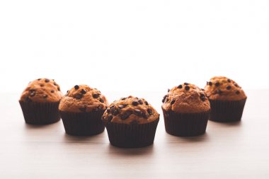 Ahşap bir masa üzerinde beyaz bir arka plan ile Muffins