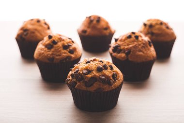 Ahşap bir masa üzerinde beyaz bir arka plan ile Muffins