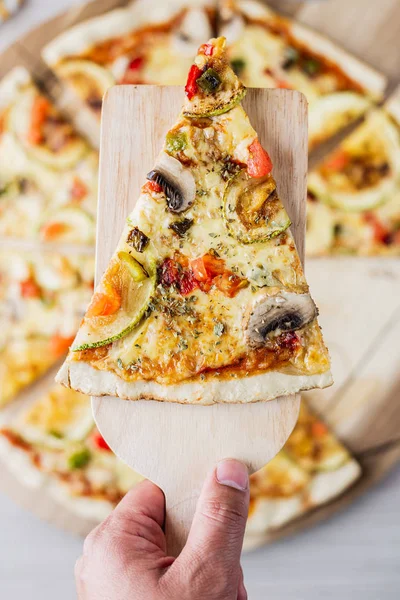 Un pezzo di pizza vegana zucchine vegan — Foto Stock