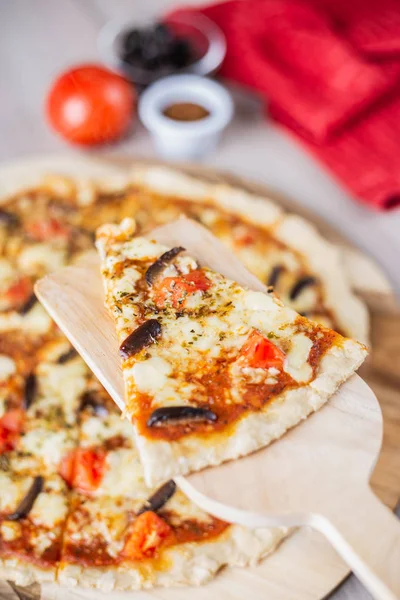 Un pezzo di pizza vegana napoletana — Foto Stock