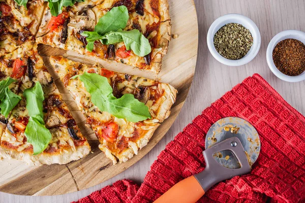 Dolce pizza vegana di primavera con origano — Foto Stock