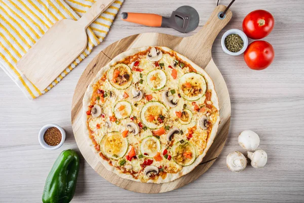 Mantarlı, domatesli, biberli ve kekikli sebzeli pizza.