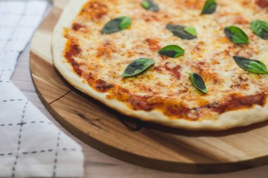 Vegan peynirli pizza