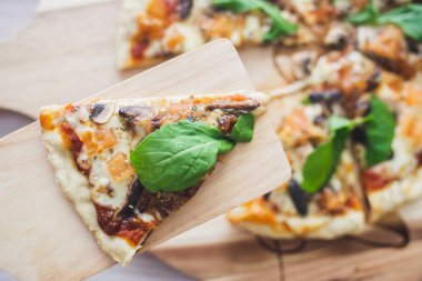Vegan peynir pizza cenital atış
