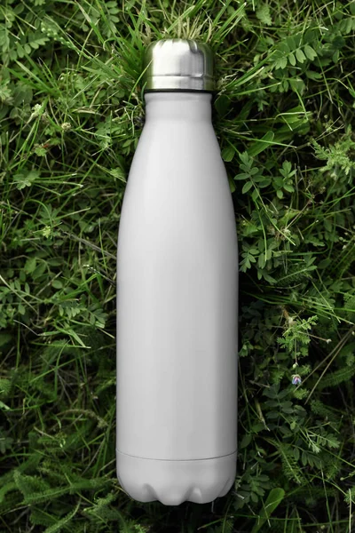 Бутылка Воды Нержавеющего Термоса Изолирована Зеленой Траве Снаружи Белый Матовый — стоковое фото