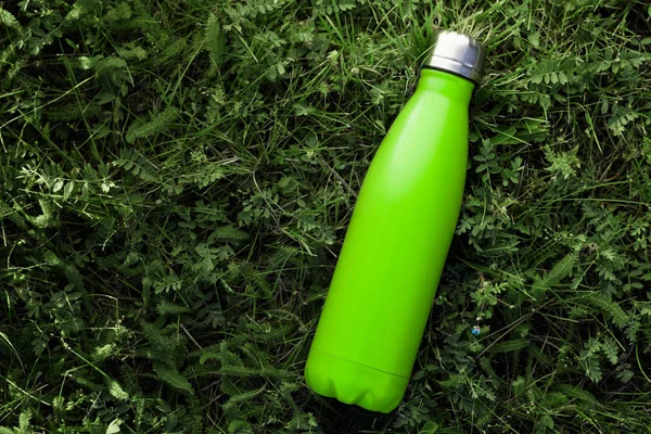 Botella Agua Termo Inoxidable Aislada Hierba Verde Aire Libre Color — Foto de Stock