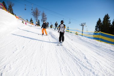 Dağlarda kayak merkezi üzerinde birçok kayakçı