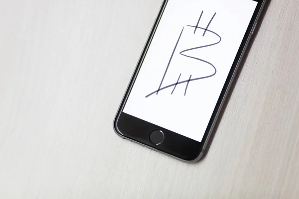 Bitcoin symbol, målade på smartphone display, vit bakgrund. — Stockfoto